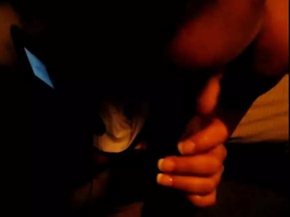 ቁላ እየጠባች በስልክ ከወንድዋ ጋር ጥቁር የወሲብ ፊልም ታወራለች።