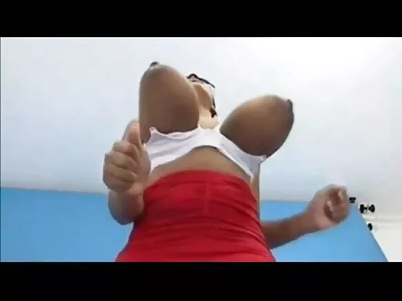 ፍትወት ቀስቃሽ ጥቁር ከሲዳ ያለው የወሲብ ፊልም ከግዙፍ የጡት ጡቶች ጋር፣ የሚንጠባጠብ ወተት።