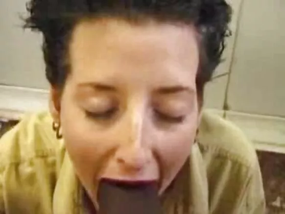 ጥቁር ቢቢ አያት አጭር ፀጉር በትልቅ ዶሮ የተበዳ።