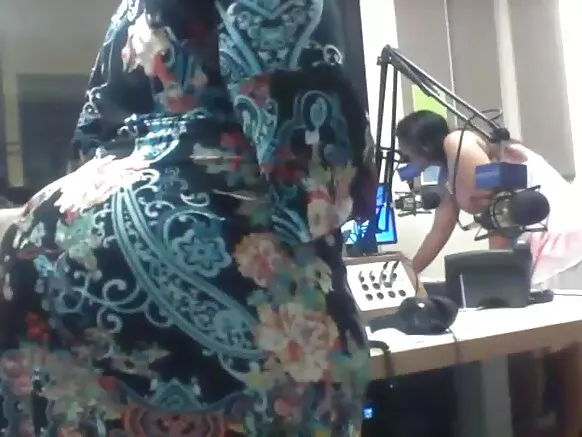 አምላኬ ሆይ ጥቁር ወፍራም ኢቦኒ ትልቅ አህያ ያለው።