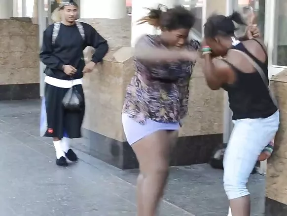 የbbws እና xxx ሙላቶዎች ከኮፍያ ጋር ግጭት።