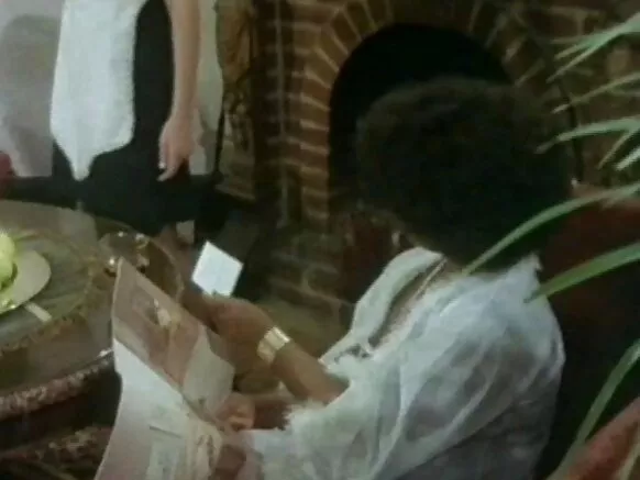 ክላሲክ ኤምባሲ ጉዳይ ከጥቁር ማሰሪያ ጋር።