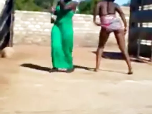 የአፍሪካ ልጃገረዶች ቆንጆ ጥቁር አህያቸውን እያበሩ ይጨፍራሉ።