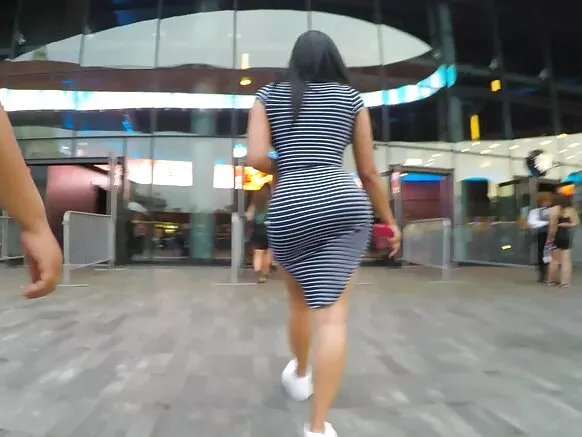 ትልቅ የቪኦኤን አህያ በጠባብ ጥቁር ቀሚስ።