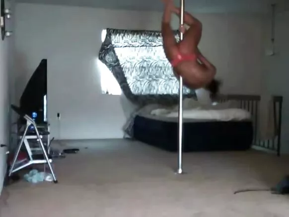 ኢቦኒ ጥቁር ቢቢው በዳንስ ውስጥ ባለው ምሰሶ ላይ ይጋልባል።