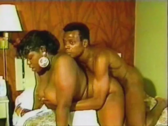 አንድ ትልቅ እህት ያለው ሰው ከ xxx ቪዲዮ ላይ ይርገበገባል, ጥቁር አህያ ይረዳታል.