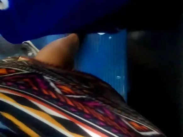 ኢቦኒ አህያ በወጣት ጥቁር የወሲብ አውቶብስ ተንከባለለ።