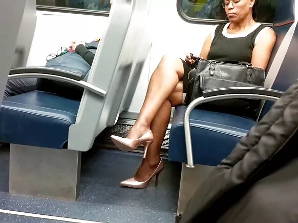 በፍትወት ቀስቃሽ ተረከዝ፣ ጥቁር እግሮች xxx እና ከፍ ያለች የጎልማሳ ጥቁር ሴት።