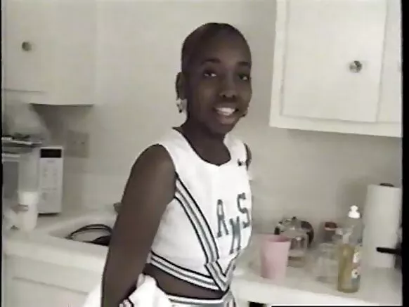 እኔ ታዳጊዎች ቀንድ ጥቁር የሴቶች ገረድ ልብስ እሰጥሃለሁ።