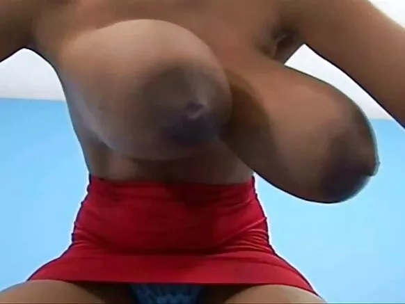 ትልልቅ ጡቶች ጥቁር እርቃናቸውን የማጥባት ፎቶዎች።