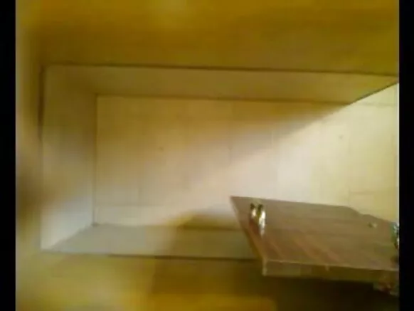 ኢቦኒ እናት በጡት ውስጥ ራቁቷን።