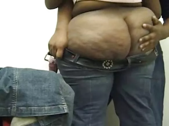 ጥቁር አህያ ያላት ቆንጆ xxx አፍሪካዊ ልጃገረድ ጂንስዋን እንድትለብስ ረድታለች።