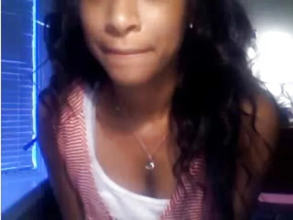 ቆንጆ ጥቁር ታዳጊ ኢቦኒ ልጅ ከእኔ ጋር ስትጫወት በድር ካሜራ ላይ ድርብ ድብደባ ሰጠቻት።