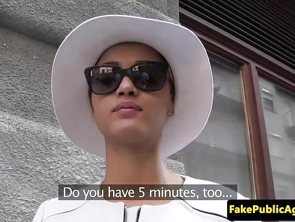 ከአፍሪካ የውሸት ወኪል ጋር በ xxx ቪዲዮ ውስጥ ጥቁር ውበት የተበዳ የውሻ ስታይል አወጣ።