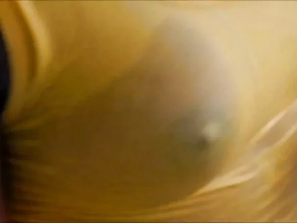 ኮፍያ ያለው የኢቦኒ ትሮች ልብስ የለበሱ፣ እርጥብ BBw ባለሶስት።