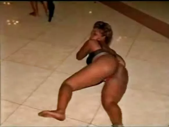 የታንዛኒያ ክለብ ቢግ ጥቁር ቡቲ ራቁት 2 የህዝብ እርቃንነት።