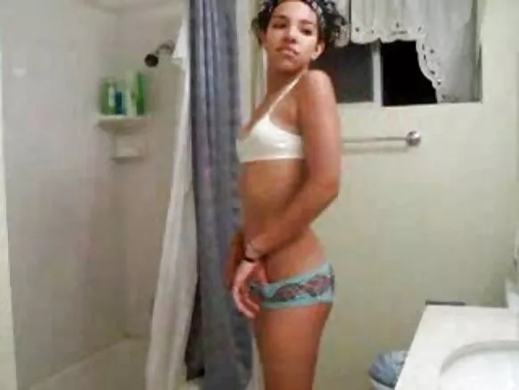 የሚያማምሩ ጥቁር ታዳጊ ልጃገረድ ቁራጮች።