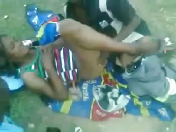 ደቡብ አፍሪካዊ አማተር ጥቁር ወፍ ለዝሙት አዳሪነት ይሰጠዋል።