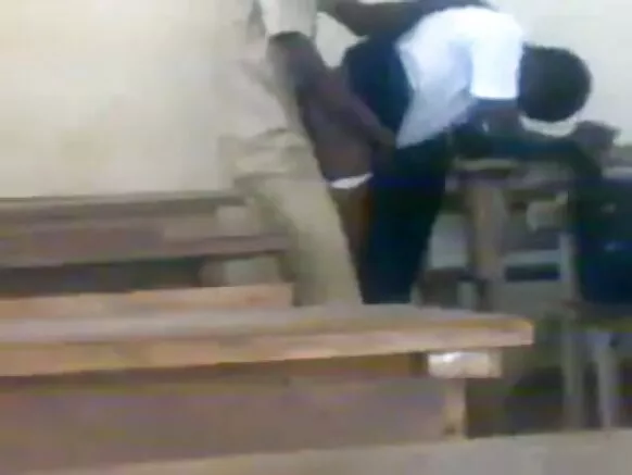 በክፍል ውስጥ ያሉ አፍሪካውያን ታዳጊዎች ከጥቁር አህያ ጋር ወሲብ ይፈጽማሉ፣ተማሪዎች የዶጊ ስታይልን ይበድላሉ።