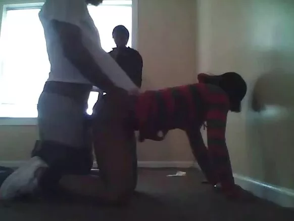 ጓደኛዋ, በጣም የሚያምር ጥቁር የወሲብ ኮከብ, ይጠቡታል ሳለ.