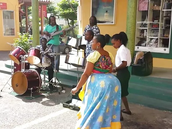 ይህ በእንዲህ እንዳለ ወሲብ ከትልቅ አህዮች ጋር በጋና እና ጥቁር ሴት አህያ።